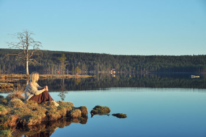 Jag kan ibland känna mig ensam när jag är bland massvis av folk. Men inte ett dugg ensam när jag sitter för mig själv vid en sjö, i absolut tystnad.